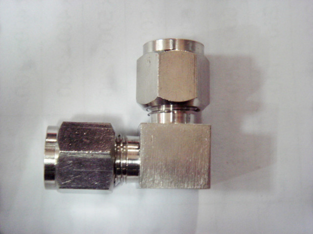 卡(ka)套彎頭中間(jian)接頭